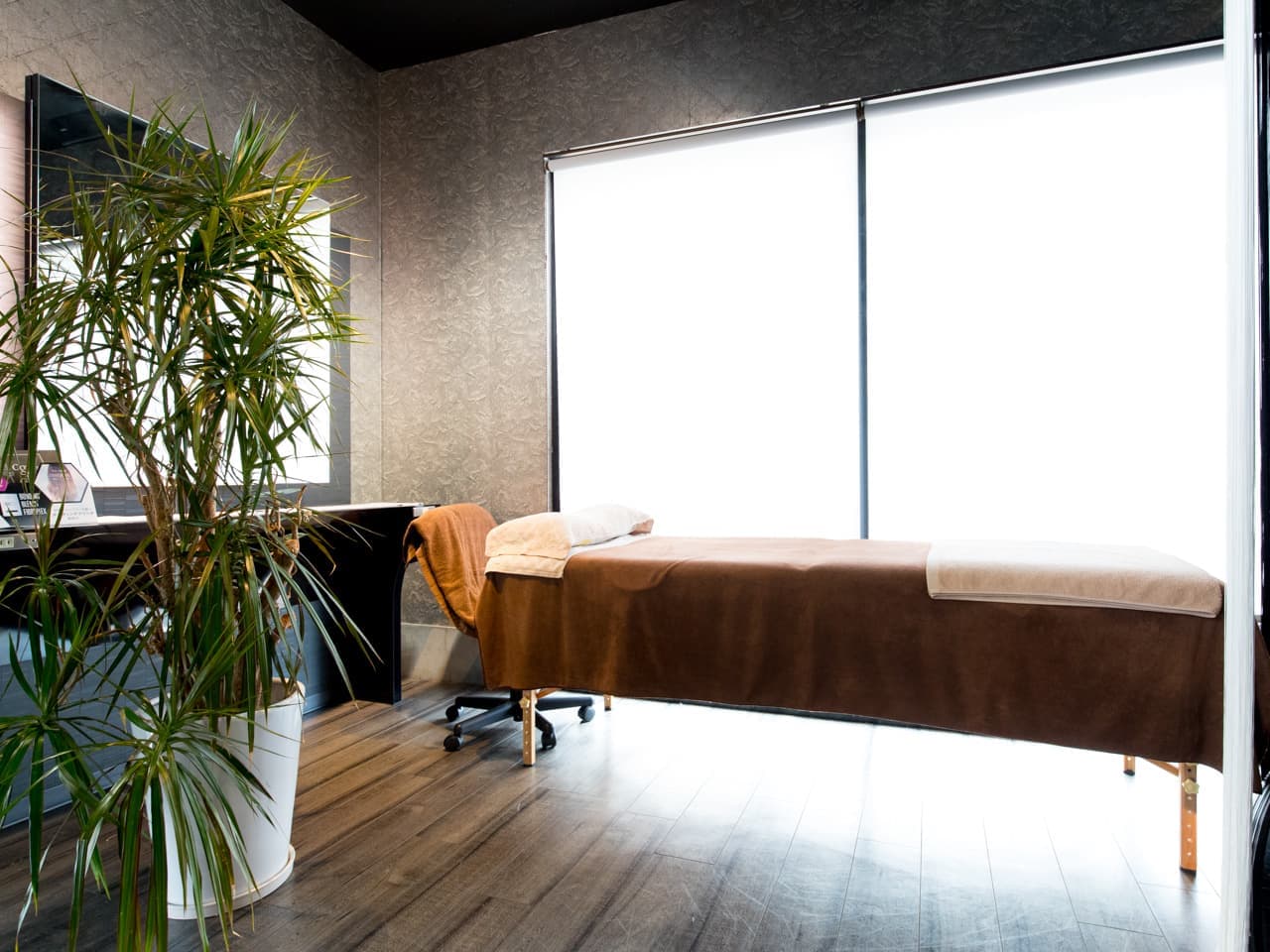 【中山寺駅徒歩30秒】備品充実のプライベートサロンが私のサロンに。エステ・整体・マツエクに【ベッドスペース】minoriba