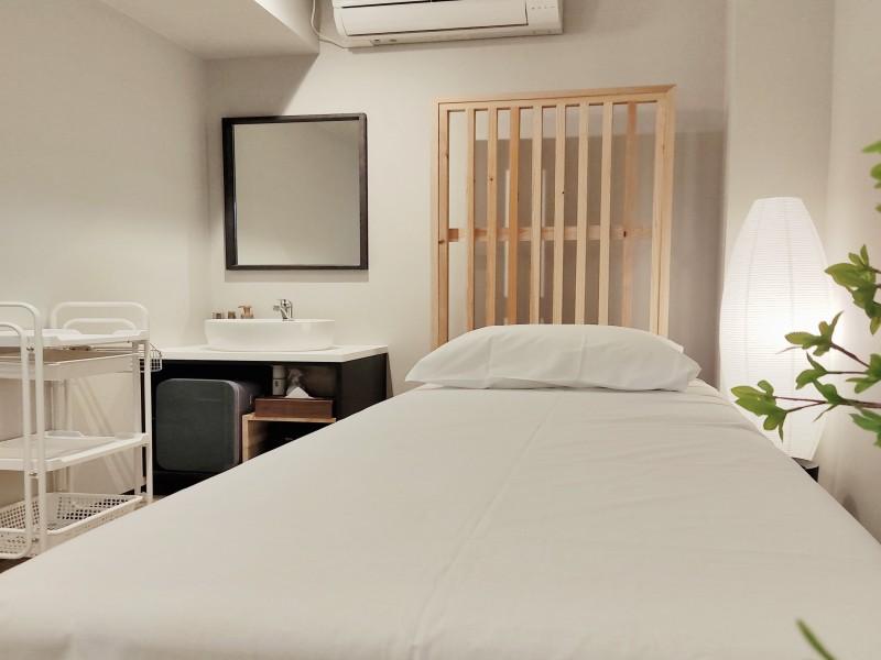 【天神:202号室】ネイル設備完備(対面テーブル有)(スポット利用・1日貸切)