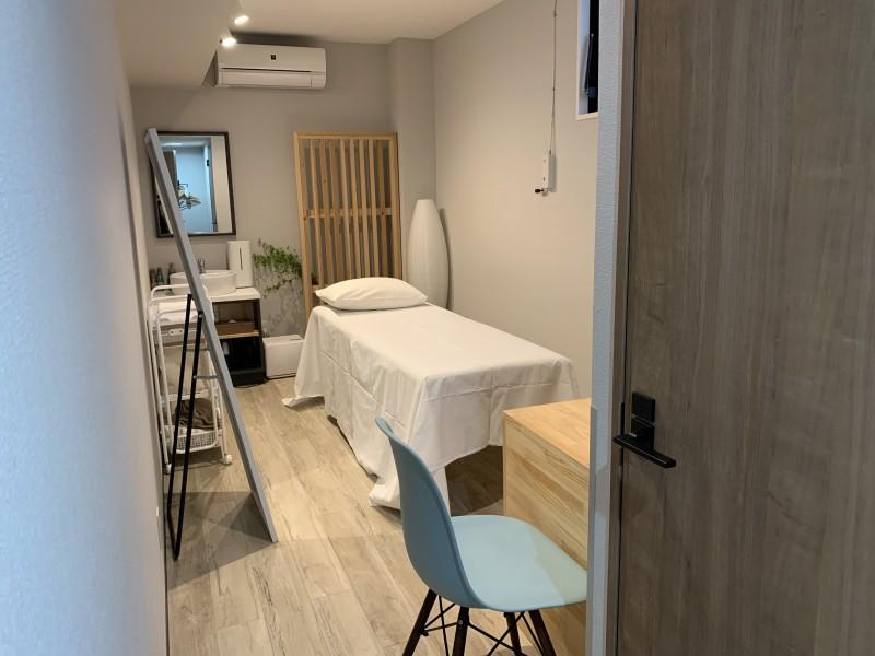 【天神:202号室】ネイル設備完備(対面テーブル有)(スポット利用・1日貸切)