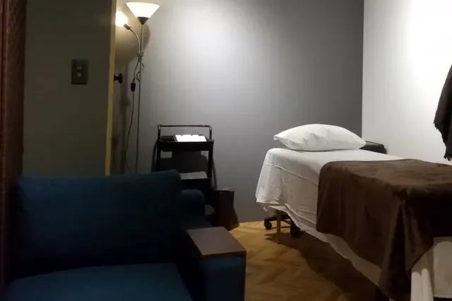 【福岡祇園駅 5番出口から徒歩3分】ホテルの客室をサロンに!対面の椅子があるお部屋です(201号室)