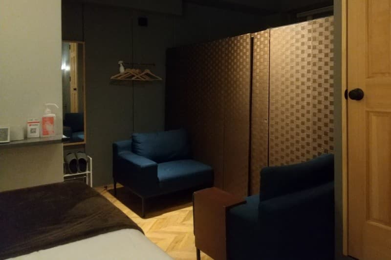 【福岡祇園駅 5番出口から徒歩3分】ホテルの客室をサロンに!対面の椅子があるお部屋です(201号室)